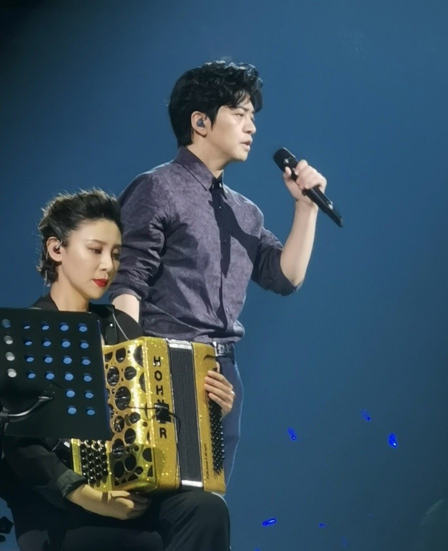 央视春晚李健与手风琴家吴琼演绎《贝加尔湖畔》